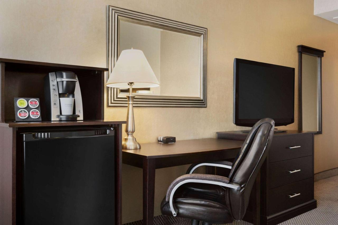 Travelodge By Wyndham Quebec City Hotel & Convention Centre Экстерьер фото